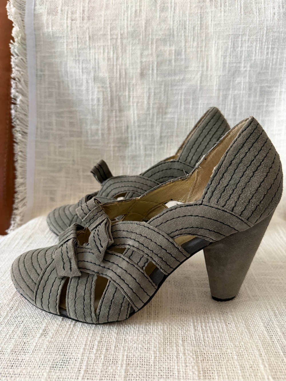 Seychelles Gray Suede Bow Heels Size 8 Peep Toe Retro Pumps